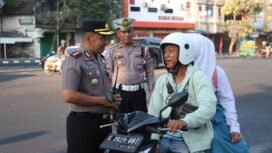 Kapolres Jombang, AKBP Yanto Mulyanto saat beri imbauan terhadap pengendara motor yang tak kenakan helm