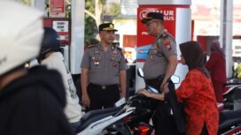 Kapolres Jombang, AKBP Yanto Mulyanto saat memantau langsung ketersediaan BBM di salah satu SPBU
