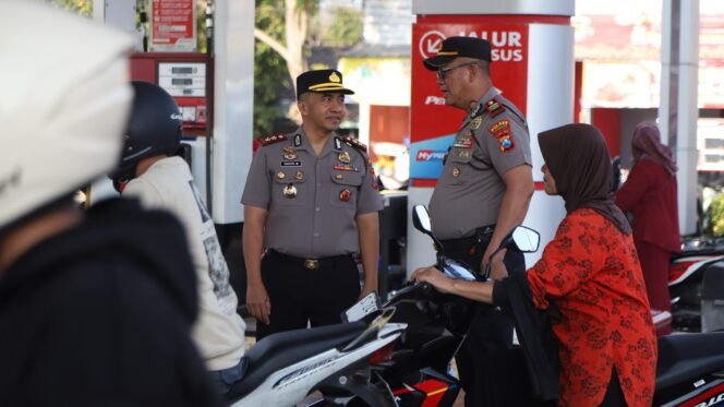 
					Kapolres Jombang, AKBP Yanto Mulyanto saat memantau langsung ketersediaan BBM di salah satu SPBU