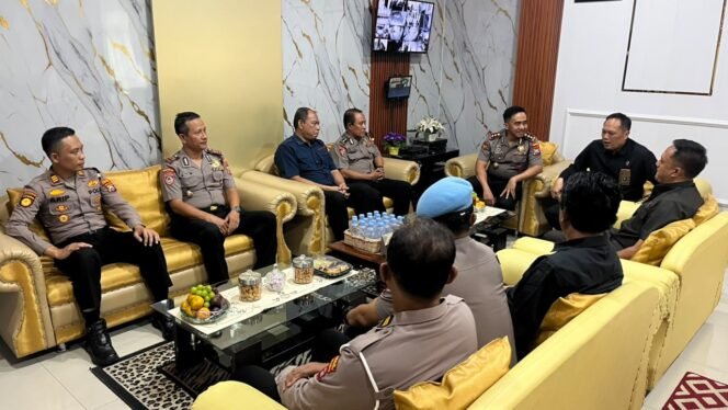 
					Kapolres Jombang beserta rombongan bsaat bersilahturahmi dengan Ketua PN setempat