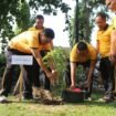 Kapolres Jombang saat tanam pohon mangga, alpukat dan jambu di Taman Kebonrojo