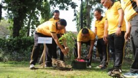 Kapolres Jombang saat tanam pohon mangga, alpukat dan jambu di Taman Kebonrojo