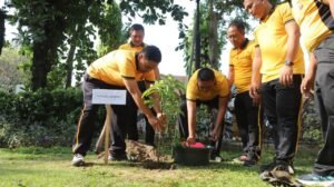Polres Jombang Tanam Pohon Mangga, Alpukat dan Jambu di Taman Kebonrojo