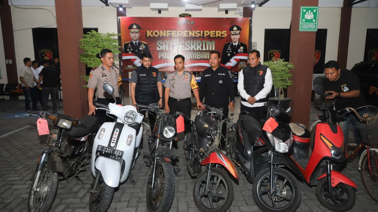 Kapolres Jombang bersama anggota tunjukkan barang bukti motor hasil kejahatan