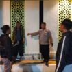 Petugas saat lakukan proses identifikasi korban