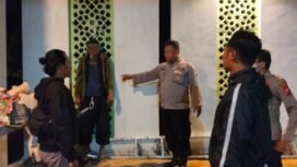 Petugas saat lakukan proses identifikasi korban