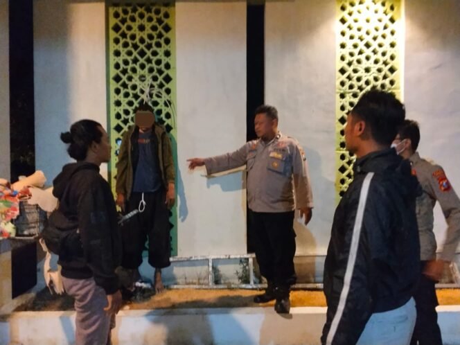 
					Petugas saat lakukan proses identifikasi korban
