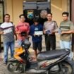 petugas tunjukkan tersangka (tengah) beserta barang bukti milik korban yang diamankan