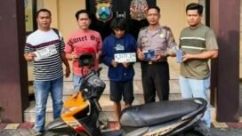 petugas tunjukkan tersangka (tengah) beserta barang bukti milik korban yang diamankan