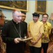 ekretaris Negara Vatikan Kardinal Pietro Parolin (berjubah hitam) berbincang dengan perwakilan agama-agama di Plazzo Apostolico, Vatikan, Roma, Senin, 21 April 2025. (Foto: Dokumentasi/Parisadha Hindu Dharma)