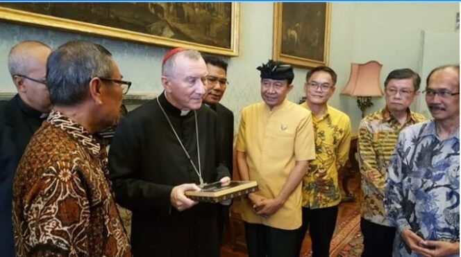 
					ekretaris Negara Vatikan Kardinal Pietro Parolin (berjubah hitam) berbincang dengan perwakilan agama-agama di Plazzo Apostolico, Vatikan, Roma, Senin, 21 April 2025. (Foto: Dokumentasi/Parisadha Hindu Dharma)