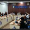 Ainur Rofiq, pejabat di Dishub Jatim melakukan pembicaraan dengan Supriyono koordinator Gerakan Sopir Jawa Timur (GSJT) di kantor Dishub Jatim, Rabu 30 Seotember 2026. Foto: ist