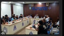 Ainur Rofiq, pejabat di Dishub Jatim melakukan pembicaraan dengan Supriyono koordinator Gerakan Sopir Jawa Timur (GSJT) di kantor Dishub Jatim, Rabu 30 Seotember 2026. Foto: ist