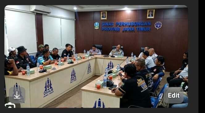 
					Ainur Rofiq, pejabat di Dishub Jatim melakukan pembicaraan dengan Supriyono koordinator Gerakan Sopir Jawa Timur (GSJT) di kantor Dishub Jatim, Rabu 30 Seotember 2026. Foto: ist