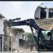 Setelah Kalapas Cibinong Hani Putranto membersihkan perabotan mewah, kini Dirjenpas Mashudi hancurkan barsng bukti bangunan klaster mewah di dalam LP Cibining, Rabu, 30 September 2026. Foto: ist