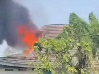 Kebakaran menimpa Ponpes Al Hikmah, Diwek, Jombang, Jumat siang 2 Oktober 2026. Diduga kuat penyebabnya akibatnya konsleting. Foto: ist