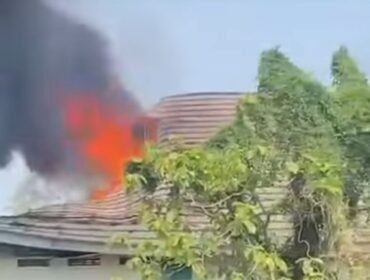 Kebakaran menimpa Ponpes Al Hikmah, Diwek, Jombang, Jumat siang 2 Oktober 2026. Diduga kuat penyebabnya akibatnya konsleting. Foto: ist