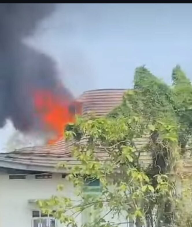 
					Kebakaran menimpa Ponpes Al Hikmah, Diwek, Jombang, Jumat siang 2 Oktober 2026. Diduga kuat penyebabnya akibatnya konsleting. Foto: ist
