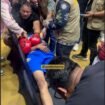 Kapolda Fighter Match 2026, komedian Dede Sunandar tergeletak tak sadarkan diri di atas ring setelah menerima pukulan dari Vicky Prasetyo bertanding melawan Dede Sunandar dan Beddu sekaligus. Foto: ist