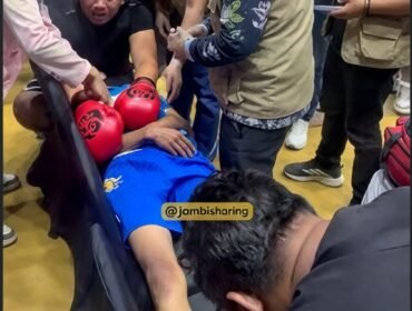 Kapolda Fighter Match 2026, komedian Dede Sunandar tergeletak tak sadarkan diri di atas ring setelah menerima pukulan dari Vicky Prasetyo bertanding melawan Dede Sunandar dan Beddu sekaligus. Foto: ist