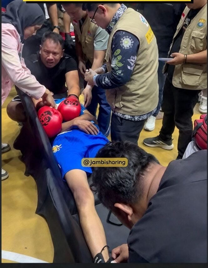 
					Kapolda Fighter Match 2026, komedian Dede Sunandar tergeletak tak sadarkan diri di atas ring setelah menerima pukulan dari Vicky Prasetyo bertanding melawan Dede Sunandar dan Beddu sekaligus. Foto: ist