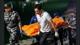 Petugas dari SAR, Polisi, Polairud dan kesehatan membawa janazah Deni Chandra Irawan,23, ke rumah sakit. Korban adalah warga Mojowangi, kecamatan Mojowarno, Jombang. Foto: ist
