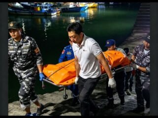 Petugas dari SAR, Polisi, Polairud dan kesehatan membawa janazah Deni Chandra Irawan,23, ke rumah sakit. Korban adalah warga Mojowangi, kecamatan Mojowarno, Jombang. Foto: ist
