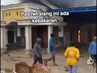 Insiden kebakaran menimpa ruang 20 x 8 M di lingkungan MTs Mamba'ul Ma'arif Denanyar, Jombang, Senin Oktober 2026. Foto: facebook@titik s. Wilu