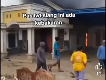 Insiden kebakaran menimpa ruang 20 x 8 M di lingkungan MTs Mamba'ul Ma'arif Denanyar, Jombang, Senin Oktober 2026. Foto: facebook@titik s. Wilu