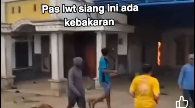Insiden kebakaran menimpa ruang 20 x 8 M di lingkungan MTs Mamba'ul Ma'arif Denanyar, Jombang, Senin Oktober 2026. Foto: facebook@titik s. Wilu