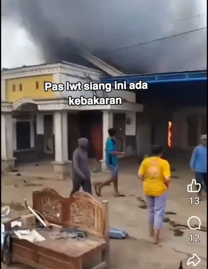 
					Insiden kebakaran menimpa ruang 20 x 8 M di lingkungan MTs Mamba'ul Ma'arif Denanyar, Jombang, Senin Oktober 2026. Foto: facebook@titik s. Wilu