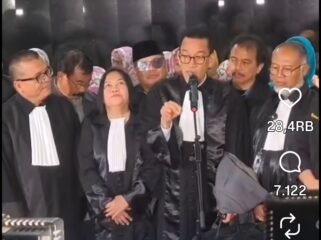 Setwlah gagal di MK, kini Denny Indrayana da Refly Harun ajukan pemakzulan Wapres Gibran ke gedung DPR - MMR RI. Foto: instagram@hukum.online