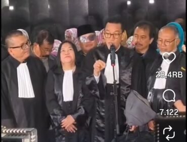 Setwlah gagal di MK, kini Denny Indrayana da Refly Harun ajukan pemakzulan Wapres Gibran ke gedung DPR - MMR RI. Foto: instagram@hukum.online