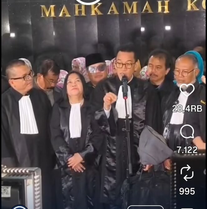 
					Setwlah gagal di MK, kini Denny Indrayana da Refly Harun ajukan pemakzulan Wapres Gibran ke gedung DPR - MMR RI. Foto: instagram@hukum.online