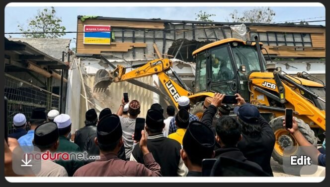 
					Aksi ratusan orang melakukan perobohan bangunan yang direncanakan untuk gerai Indomart, Rabu, 7 Oktober 2026. Foto: madura.net