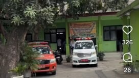 Beberapa ambulans mengangkut 27 siswa SMPN 1 Mojoanyar, ke Puskesmas Gyaman, Mojokerto. Merwka merasa mual, mules, hingga muntah setelah makan dari MBG. Foto: ist
