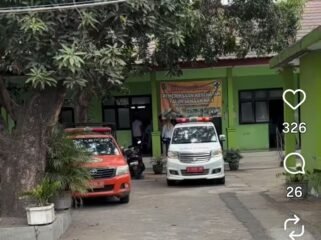 Beberapa ambulans mengangkut 27 siswa SMPN 1 Mojoanyar, ke Puskesmas Gyaman, Mojokerto. Merwka merasa mual, mules, hingga muntah setelah makan dari MBG. Foto: ist