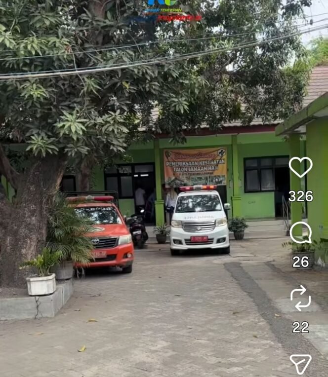 
					Beberapa ambulans mengangkut 27 siswa SMPN 1 Mojoanyar, ke Puskesmas Gyaman, Mojokerto. Merwka merasa mual, mules, hingga muntah setelah makan dari MBG. Foto: ist