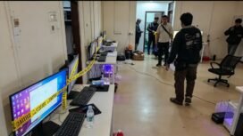 Petugas keamanan menggerebek sebuah rumah di komples Cijantung, Jakarta Timur, Minggu, 4 Oktober 2026. Foto: ist