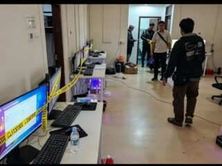 Petugas keamanan menggerebek sebuah rumah di komples Cijantung, Jakarta Timur, Minggu, 4 Oktober 2026. Foto: ist