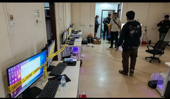 
					Petugas keamanan menggerebek sebuah rumah di komples Cijantung, Jakarta Timur, Minggu, 4 Oktober 2026. Foto: ist