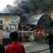 Sebuah bangunan untuk produksi sol sepatu dan gudang penyimlanan di Karibelah 3, Mojoagung, terbakar, Kamis 8 Oktober 2026. Foto: instagram@jombanginformadi_