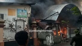 Sebuah bangunan untuk produksi sol sepatu dan gudang penyimlanan di Karibelah 3, Mojoagung, terbakar, Kamis 8 Oktober 2026. Foto: instagram@jombanginformadi_