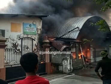 Sebuah bangunan untuk produksi sol sepatu dan gudang penyimlanan di Karibelah 3, Mojoagung, terbakar, Kamis 8 Oktober 2026. Foto: instagram@jombanginformadi_
