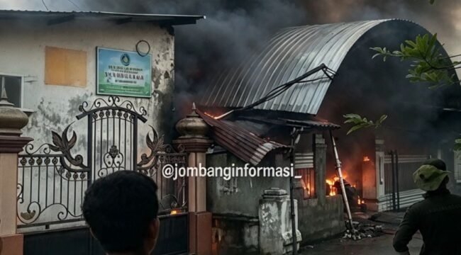Sebuah bangunan untuk produksi sol sepatu dan gudang penyimlanan di Karibelah 3, Mojoagung, terbakar, Kamis 8 Oktober 2026. Foto: instagram@jombanginformadi_