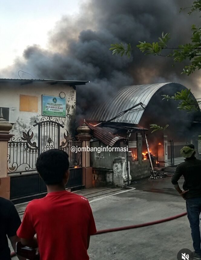 
					Sebuah bangunan untuk produksi sol sepatu dan gudang penyimlanan di Karibelah 3, Mojoagung, terbakar, Kamis 8 Oktober 2026. Foto: instagram@jombanginformadi_