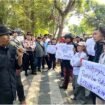 Warga, massa LSM Pagar, dan tim Pemkab Jombang turun ke lokasi PT JPN, untuk menangani laporan polusi bau busuk yang mengganggu proses belajar SMPN 4 Banjardowo, Kamis 8 Oktober 2026. Foto: warta desa.co
