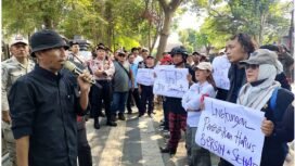 Warga, massa LSM Pagar, dan tim Pemkab Jombang turun ke lokasi PT JPN, untuk menangani laporan polusi bau busuk yang mengganggu proses belajar SMPN 4 Banjardowo, Kamis 8 Oktober 2026. Foto: warta desa.co