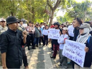Warga, massa LSM Pagar, dan tim Pemkab Jombang turun ke lokasi PT JPN, untuk menangani laporan polusi bau busuk yang mengganggu proses belajar SMPN 4 Banjardowo, Kamis 8 Oktober 2026. Foto: warta desa.co