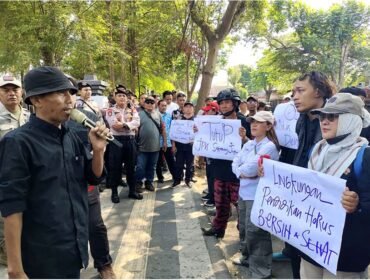 Warga, massa LSM Pagar, dan tim Pemkab Jombang turun ke lokasi PT JPN, untuk menangani laporan polusi bau busuk yang mengganggu proses belajar SMPN 4 Banjardowo, Kamis 8 Oktober 2026. Foto: warta desa.co
